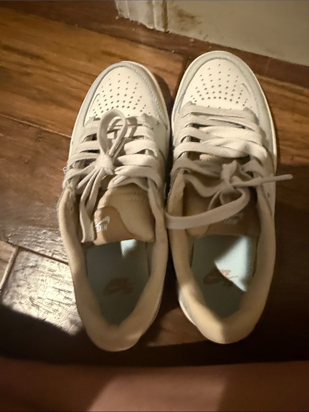 Nike Low-Top Sneakers in White with Light Blue Insole